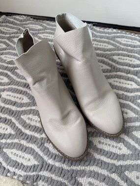 Universal Thread Women's Light Cream Leather Ankle Booties